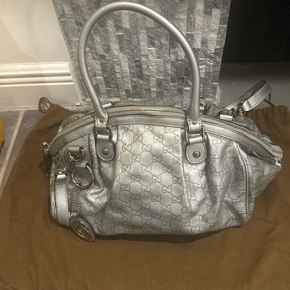 ￼ authentic leather Sukey medium silver Gucci bag great shape!!!! - Picture 1 of 10